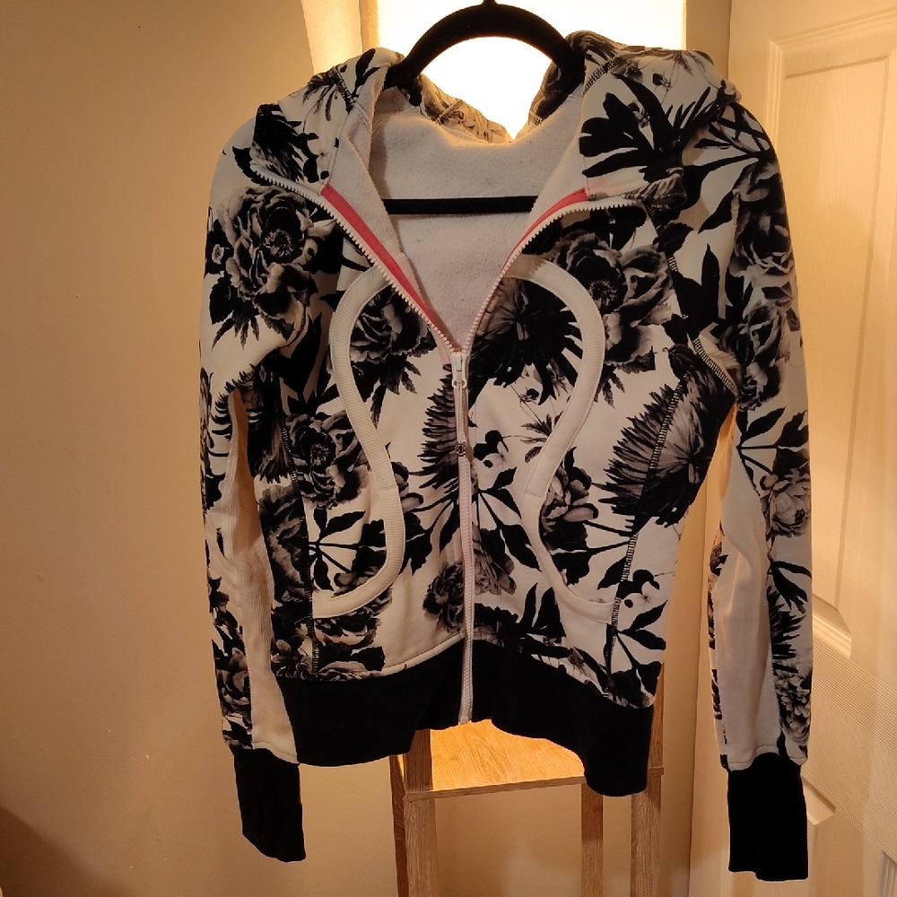 lululemon athletica Black and White Floral Jacket - Picture 1 of 4
